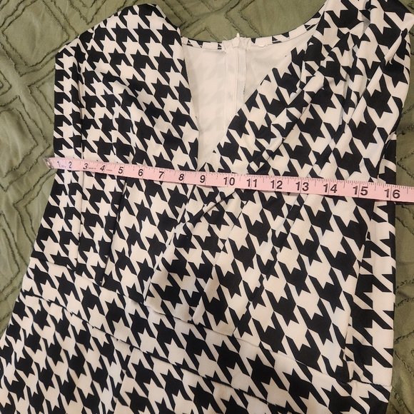Houndstooth short sleeve black and white jumpsuit. Size Large. Hidden zi… - Picture 3 of 7